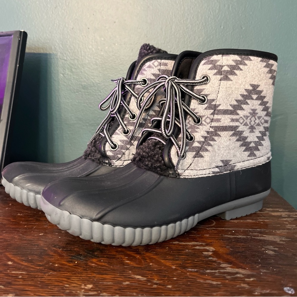 Simply Southern LACE QUILTED AZTEC GREY duck style BOOTS Sz 7